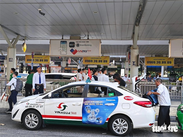 Taxi Vinasun đón khách ở sân bay Tân Sơn Nhất - Ảnh: CÔNG TRUNG