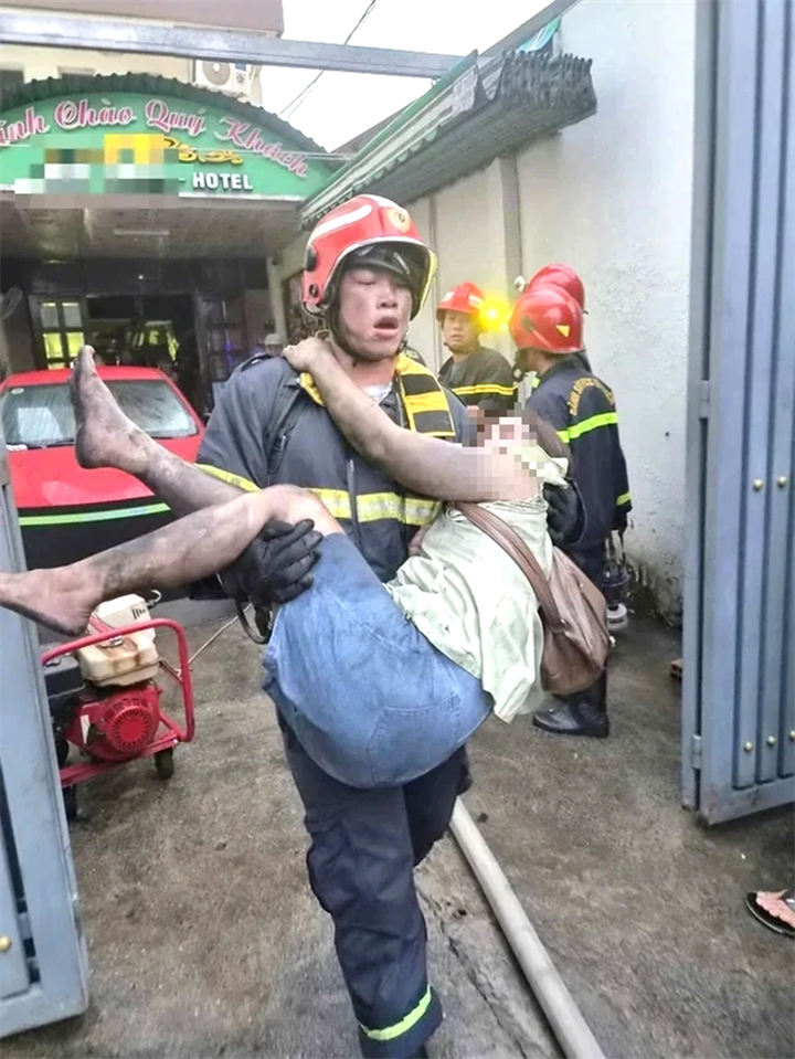 Một nạn nhân kẹt trong đám cháy được cứu đưa ra ngoài. Ảnh: Thanh niên