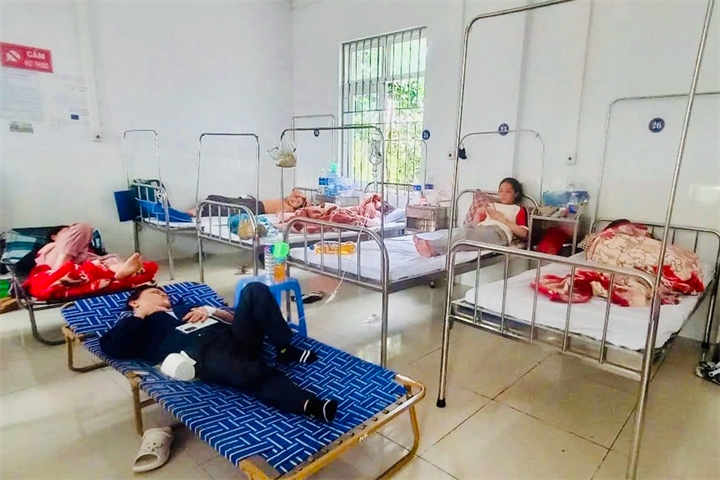 Các bệnh nhân bị ngộ độc thực phẩm sau ăn bánh mì mua tại hộ kinh doanh Bin Bin. Ảnh: Như Nguyện/Dân trí