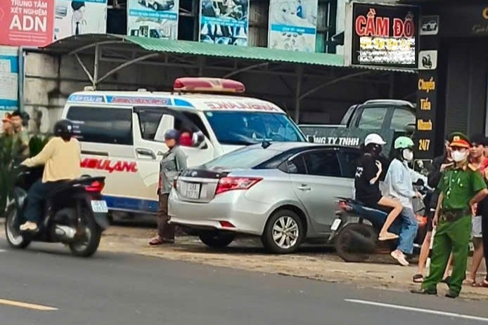 Những người bị thương được đưa đi cấp cứu. Ảnh: VnExpress