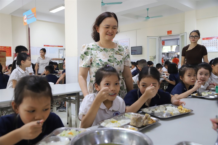 Cô Lê Thị Tuyết Lan, Hiệu trưởng Trường Tiểu học Xuân Phương trong ngày đầu năm học tổ chức bữa ăn bán trú. Ảnh: Di Hân