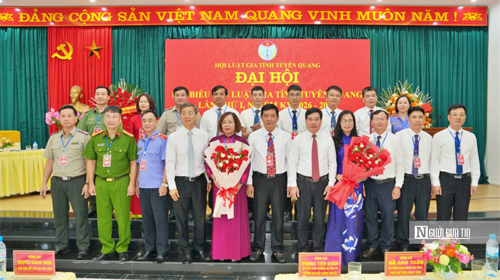 Đồng chí Nguyễn Khánh Ngọc - Chủ tịch Hội Luật gia Việt Nam tặng hoa chúc mừng Ban chấp hành Hội Luật gia tỉnh Tuyên Quang khóa I, nhiệm kỳ 2026-2031.