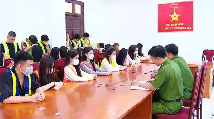 Công an thành phố Hà Nội vừa triệu tập 47 đối tượng liên quan đến đường dây mua bán tinh dầu thuốc lá điện tử chứa chất ma túy Etomidate. Ảnh: Công an Phú Thọ.