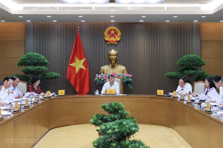 Thủ tướng Lê Minh Hưng chủ trì cuộc làm việc với Bộ Y tế và các bộ, ngành, cơ quan liên quan về dự án Luật sửa đổi, bổ sung một số luật trong lĩnh vực y tế - Ảnh: chinhphu.vn/Nhật Bắc