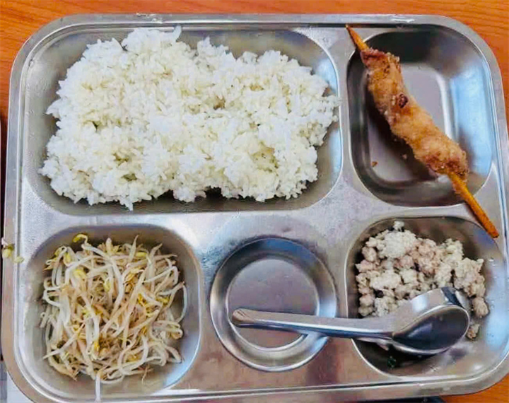 Suất cơm bán trú ngày 7/9 của học sinh trường Tiểu học Trung Giã. Ảnh: Phụ huynh cung cấp
