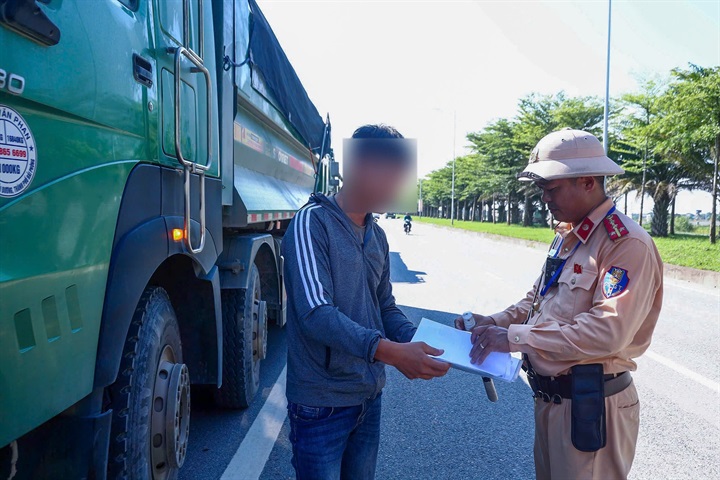 Đội CSGT đường bộ số 10 kiểm soát các phương tiện kinh doanh vận tải.