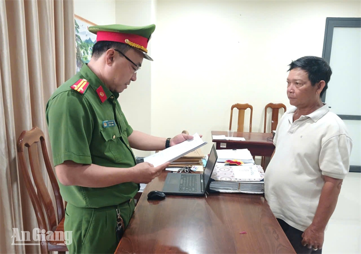 Tống đạt quyết định khởi tố bị can Võ Thành Tám. Ảnh: Báo An Giang.