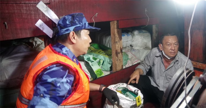 Ma túy được ngụy trang trong túi chè, cất giấu ở mạn thuyền. (Ảnh: C04)