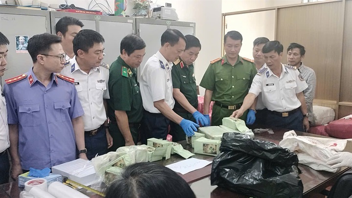 Lực lượng chức năng kiểm tra số tang vật. (Ảnh: C04)