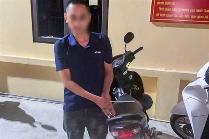 Đối tượng và tang vật tại cơ quan Công an. Ảnh CACC.