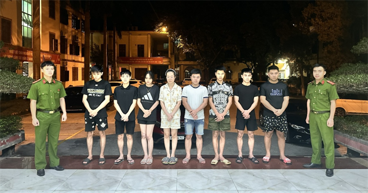 Nhóm đối tượng có hành vi sử dụng mạng máy tính, mạng viễn thông, phương tiện điện tử thực hiện hành vi chiếm đoạt tài sản tại cơ quan Công an. (Ảnh: Công an Lạng Sơn)
