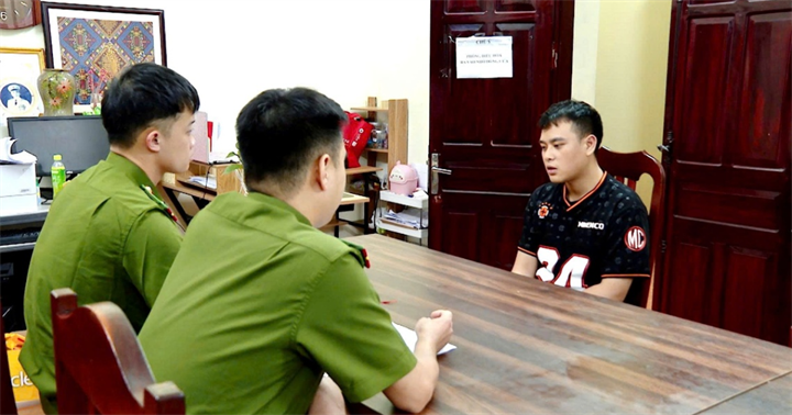 Cán bộ điều tra lấy lời khai đối tượng Nguyễn Văn Hậu. (Ảnh: Công an Lạng Sơn)
