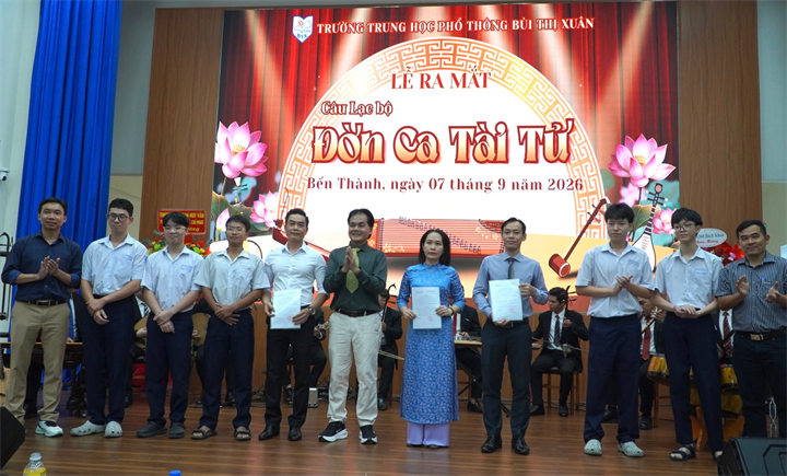 Ban chủ nhiêm Câu lạc bộ Đờn ca tài tử, Trường THPT Bùi Thị Xuân, ra mắt giáo viên và học sinh toàn trường. Ảnh: Huyên Nguyễn/Dân trí