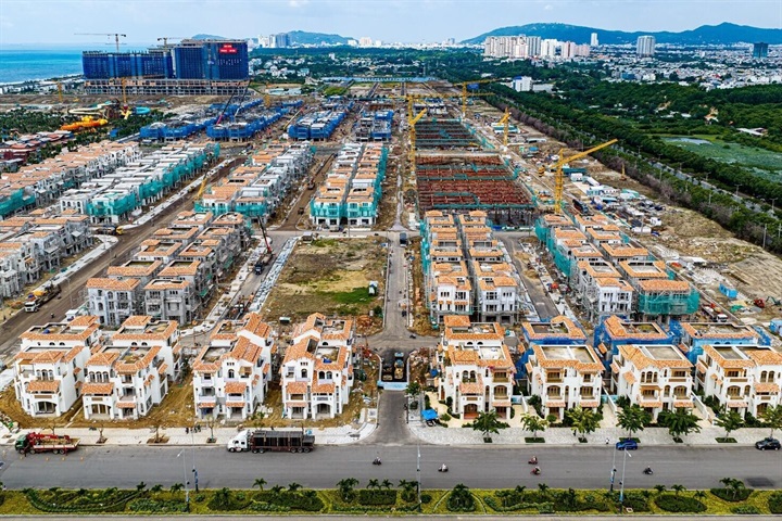 Sau hơn một năm thi công, tính đến tháng 8/2026, các phân khu thấp tầng đã hiện rõ diện mạo. Mũi thi công tại các dãy Casa Townhouse đang ghi nhận tốc độ nổi bật khi hơn 96% số căn đã triển khai đến phần mái và hơn một nửa số căn đã hoàn thiện mặt ngoài. Ảnh: Ánh Dương
