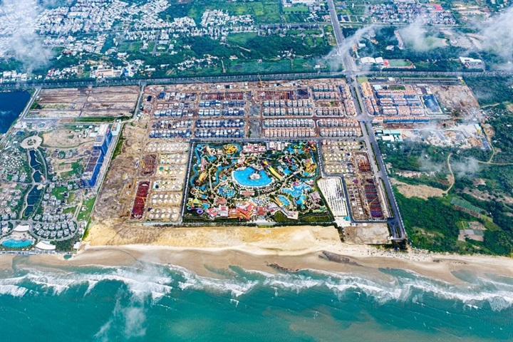 Cuối năm 2026, khi sân bay quốc tế Long Thành chính thức đi vào hoạt động, một lượng khổng lồ du khách trong nước và quốc tế sẽ đổ về Vũng Tàu. Với tốc độ thi công khẩn trương, quần thể Blanca City đã sẵn sàng đón đầu làn sóng này, từng bước củng cố vị thế của một điểm đến hội tụ trọn vẹn các giá trị sống, nghỉ dưỡng và giao thương bền vững. Ảnh: Ánh Dương