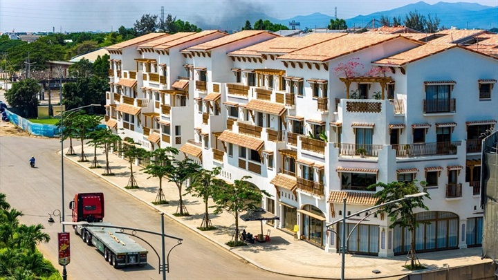 Chỉ sau hơn một năm thi công, những nếp nhà phủ sắc trắng tinh khôi, điểm mái ngói nâu đỏ đã dần thành hình, rạng rỡ dưới nắng biển. Hơn 200 mẫu thiết kế được triển khai với những vòm cửa mềm mại, ban công duyên dáng và các chi tiết kiến trúc tinh tế, tạo nên một không gian vừa phảng phất sắc màu Địa Trung Hải, vừa mang nét ấm áp, gần gũi của miền đất phương Nam. Ảnh: Minh Tú