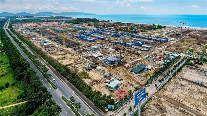 Song hành cùng các phân khu thấp tầng, các hạng mục hạ tầng và tổ hợp cao tầng cũng đang cấp tập được thi công. Hạ tầng giao thông ghi nhận tiến độ tích cực khi tuyến đường Hàng Điều mở rộng đã đạt 95% khối lượng công việc, hệ thống thoát nước mưa và thoát nước thải sắp hoàn thiện. Các hạng mục kỹ thuật như hào kỹ thuật, cấp điện, cấp nước, chiếu sáng và lát vỉa hè cũng đang được triển khai đồng bộ, để khi người dân nhận nhà, là có sẵn hạ tầng phục vụ kinh doanh, lưu trú.  Ảnh: Ánh Dương