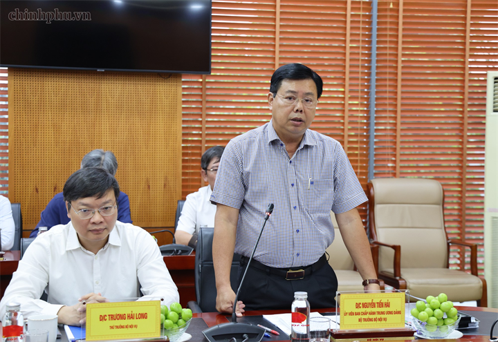 Bộ trưởng Bộ Nội vụ Nguyễn Tiến Hải nêu ý kiến tại buổi làm việc (Ảnh: VGP).