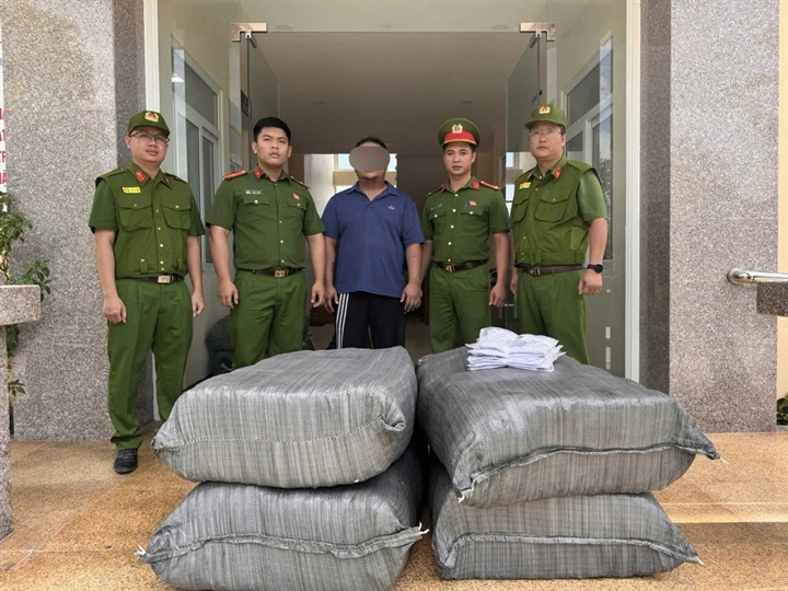 Tổ công tác bàn giao Lái xe cùng tang vật cho CAP Tùng Thiện. Ảnh: Công an TP Hà Nội