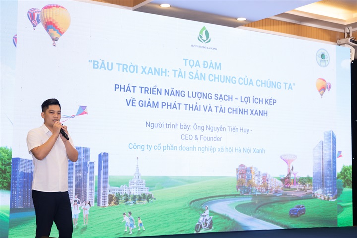 Ông Nguyễn Tiến Huy – Người sáng lập kiêm Trưởng nhóm tình nguyện cộng đồng “Hà Nội Xanh” chia sẻ về hành trình dấn thân dọn rác kênh rạch vì thế hệ tương lai, và khép lại bằng lời kêu gọi hành động tới cộng đồng. Nguồn ảnh Vingroup