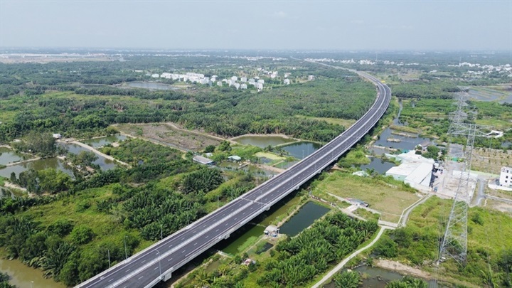 Cao tốc Bến Lức - Long Thành dự kiến thông xe toàn tuyến tháng 9/2026, kết hợp nút giao đường Rừng Sác đưa Vinhomes Green Paradise hòa vào hành lang kết nối liên vùng Đông - Tây Nam bộ. Nguồn ảnh Vingroup