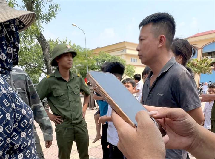 Nhiều phụ huynh đến trường đón con trưa 8/9 vì không đợi được cơm bán trú - Ảnh: Chụp màn hình./ Theo báo Tuổi trẻ.