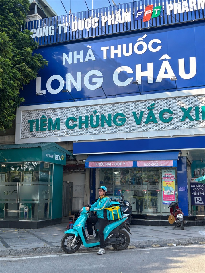 Green SM chuẩn bị giao các sản phẩm chăm sóc sức khỏe từ Nhà thuốc Long Châu bằng xe máy điện. Nguồn ảnh Vingroup