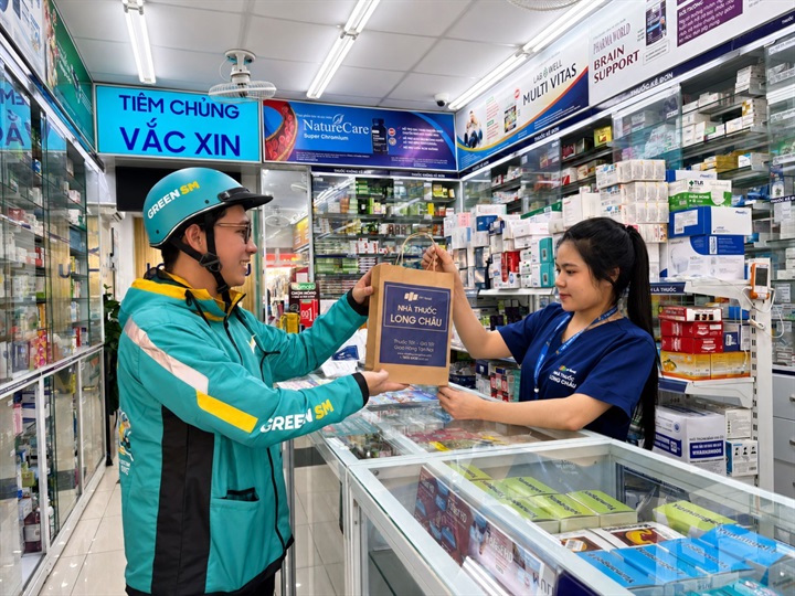 Bác Tài Xanh Green SM nhận bàn giao đơn hàng tại Nhà thuốc Long Châu trước khi giao đến khách hàng. Nguồn ảnh Vingroup