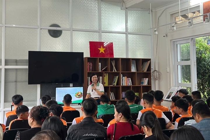 Bác sĩ Nguyệt chia sẻ, giảng dạy về kiến thức dinh dưỡng chuyên biệt dành cho vận động viên với các tân học viên và phụ huynh. Nguồn ảnh Nutifood