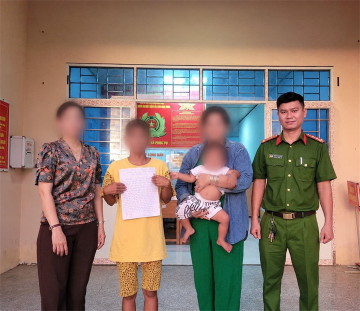 Công an bàn giao bé gái cho gia đình. Ảnh: UBND xã Vĩnh Xương/Vietnamnet