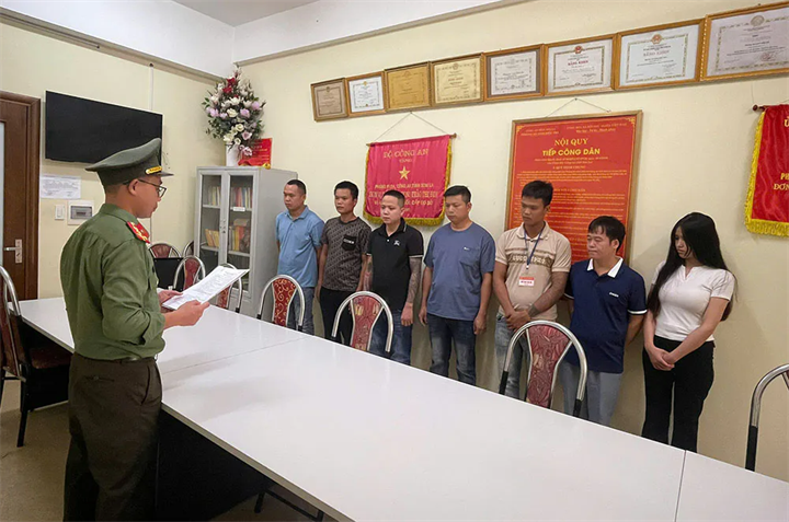 Cơ quan An ninh điều tra Công an tỉnh Sơn La tống đạt các quyết định khởi tố. Ảnh: Công an tỉnh Sơn La