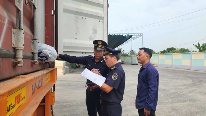 Bộ Tài chính đề xuất giảm ngưỡng miễn thuế nhập khẩu với hàng giá trị nhỏ. Ảnh: Cục Hải quan/Lao động