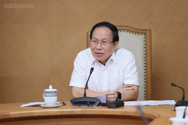 Phó Thủ tướng Lê Tiến Châu đề nghị đại diện các bộ, ngành, cơ quan liên quan báo cáo cụ thể về thực trạng cung ứng sách giáo khoa - Ảnh: chinhphu.vn/Thu Sa