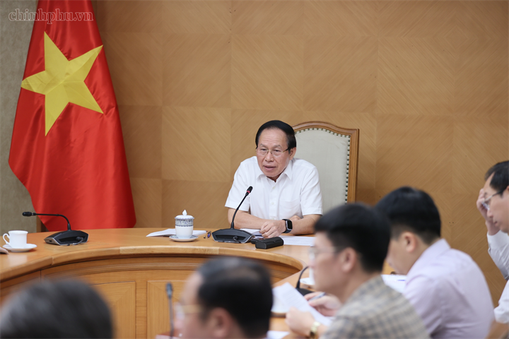 Phó Thủ tướng giao Bộ Giáo dục và Đào tạo chỉ đạo Nhà xuất bản Giáo dục Việt Nam rà soát, xác định cụ thể địa bàn, số lượng còn thiếu; trên cơ sở đó tổ chức in ấn bổ sung, bảo đảm mọi học sinh có đủ sách giáo khoa - Ảnh: chinhphu.vn/Thu Sa