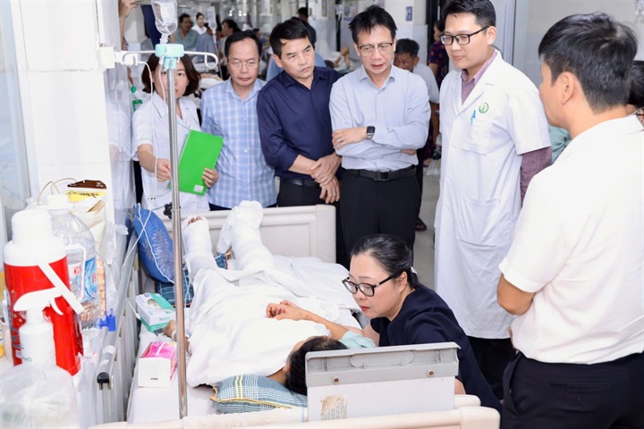 Cô giáo Hoàng Thị Hiền hiện đang được điều trị tích cực tại Bệnh viện Hữu nghị Việt Đức (Hà Nội). Ảnh: MOET