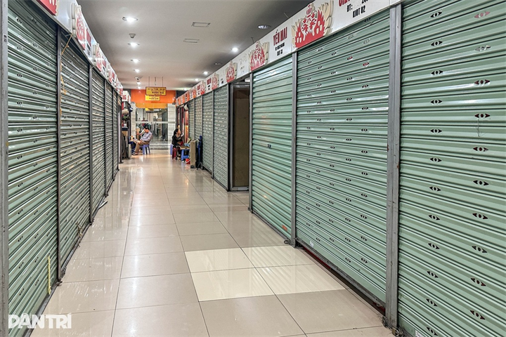 Hàng loạt cửa hàng tại một chợ truyền thống ở Hà Nội đóng cửa, ảnh chụp tháng 11/2023 (Ảnh: Nguyễn Hải).