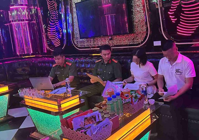 Phòng Cảnh sát QLHC về TTXH tiến hành kiểm tra, hướng dẫn cơ sở kinh doanh Karaoke trên địa bàn. Ảnh: Công an tỉnh Hưng Yên