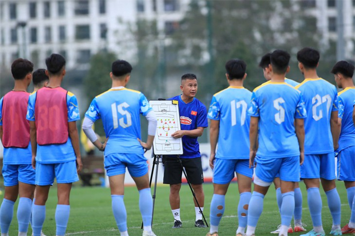HLV Đinh Hồng Vinh sẽ tiếp tục dẫn dắt đội tuyển U23 Việt Nam tại Asiad 2026 - Ảnh: VFF