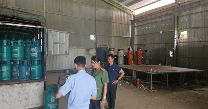 Cơ sở san chiết gas trái phép. (Ảnh: Công an Hà Nội)