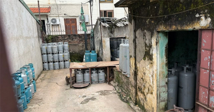 Cơ sở san chiết gas trái phép. (Ảnh: Công an Hà Nội)