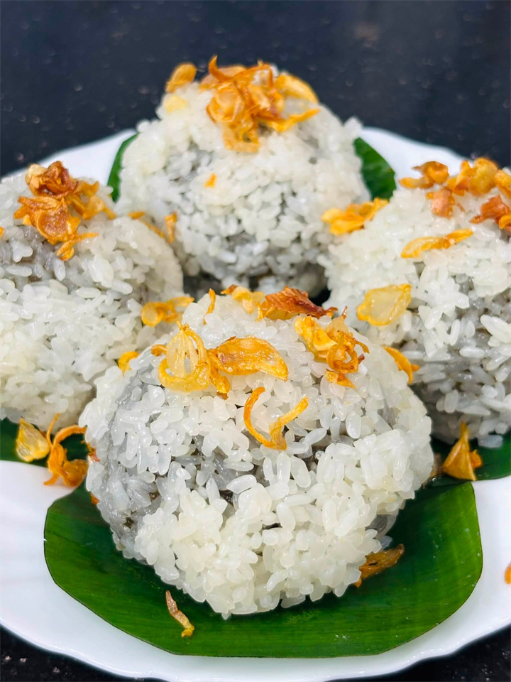 Bánh khúc là món ăn được nhiều người yêu thích. Ảnh: Dân Việt