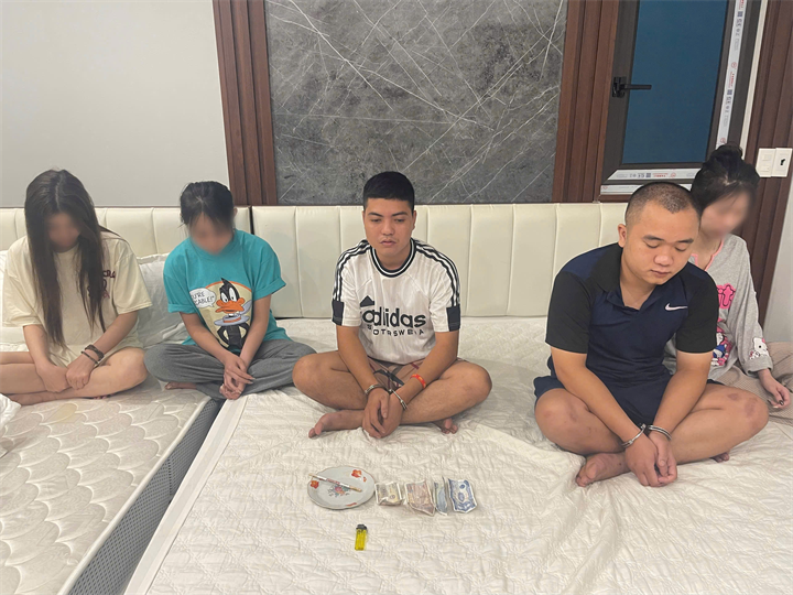 Các đối tượng bị phát hiện tổ chức sử dụng trái phép chất ma tuý. Ảnh: Công an Hưng Yên