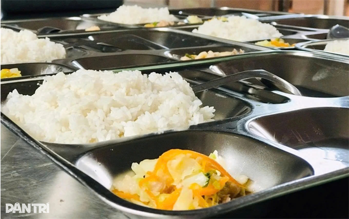 Sở GD&ĐT Hà Nội đề nghị UBND các phường, xã chỉ đạo các cơ sở giáo dục trên địa bàn và yêu cầu các cơ sở giáo dục trực thuộc Sở tập trung rà soát toàn bộ phương án tổ chức bữa ăn bán trú. Ảnh minh hoạ: Mỹ Hà/Dân trí