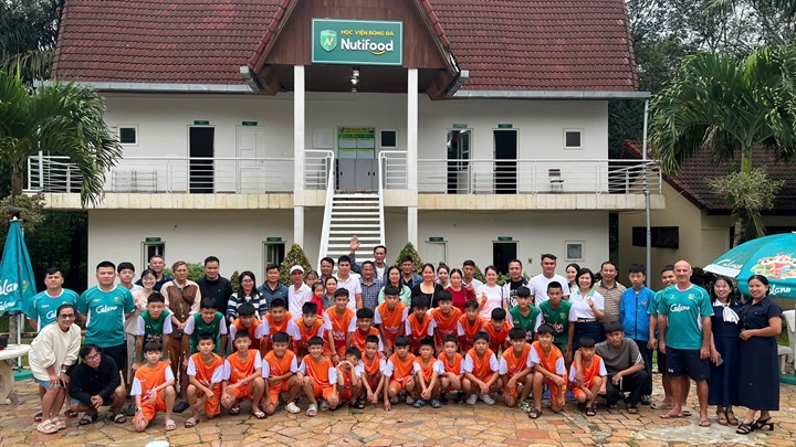 Thầy cô, phụ huynh và các học viên tại buổi lễ khai giảng khóa 4 của Học viện bóng đá Nutifood. Nguồn ảnh Nutifood
