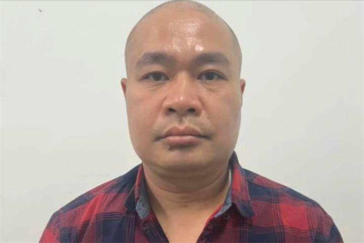 Bắt giữ đối tượng truy nã Tuấn "Trọc". Ảnh: Dân Trí