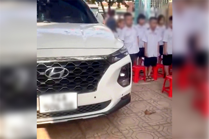 Hình ảnh xe của bà T. ở sân trường Tiểu học Lý Thường Kiệt (cơ sở 3) xuất hiện trên mạng xã hội. Ảnh: Dân trí