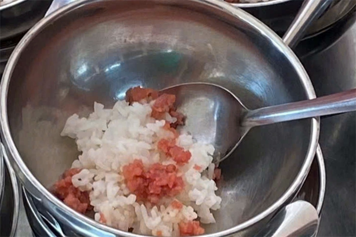 Phần cơm kèm thịt rang được cho là suất ăn trưa dành cho trẻ tại Trường Mầm non tư thục S.H. Ảnh: Văn Trí/Dân trí