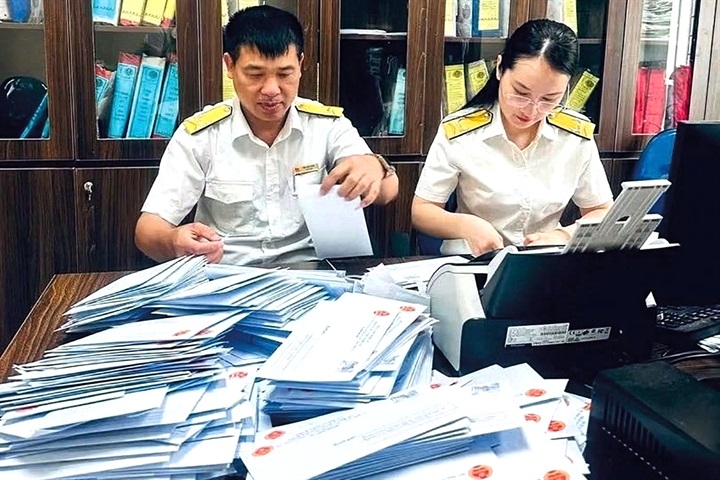Công chức Thuế cơ sở 7, tỉnh Nghệ An gửi thông tin xác minh đến NNT để làm sạch MST. Ảnh Cục Thuế (Bộ Tài chính).