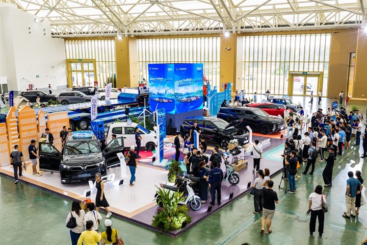 Tại VIIF 2026, không gian giới thiệu và trải nghiệm xe điện VinFast thu hút đông đảo sự quan tâm của khách tham quan. Nguồn ảnh Vingroup