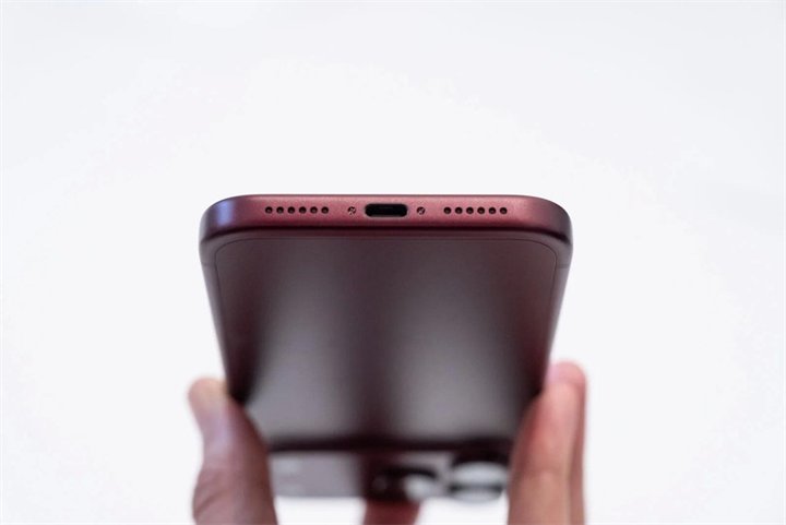 iPhone 18 Pro và Pro Max không thay đổi lớn về kiểu dáng, nhưng Dynamic Island nhỏ hơn và cách phối màu mặt lưng tạo cảm giác liền mạch hơn. Ảnh: Gizmodo.